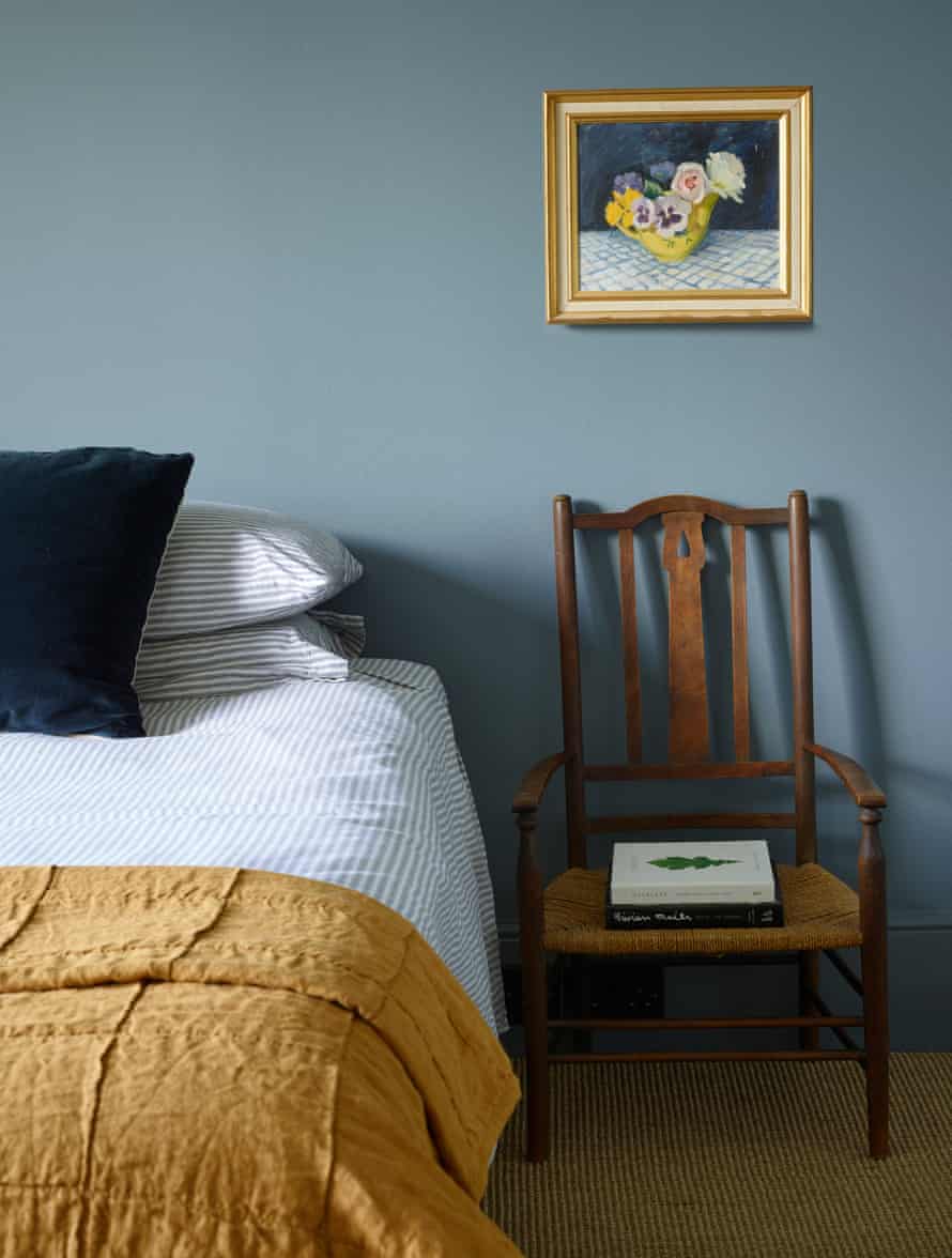 Peace and quiet: soothing grays and golds in the bedroom.