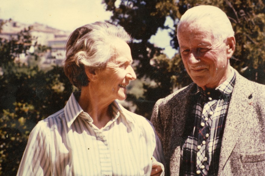 The couple in the garden and rose gardens of the Naÿssès.