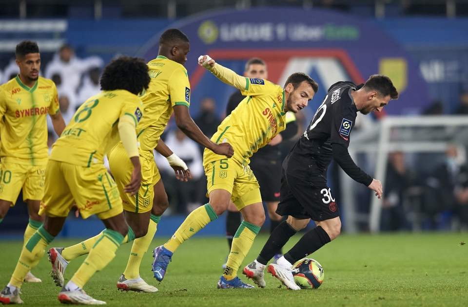 Nantes defenders tried to overwhelm Messi, but still couldn't stop him from scoring